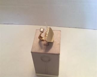 Ring - Modern - 14 kt yellow gold & diamonds - 0.50 center diamonds and 0.25 tcarat small. Weight 10 grams