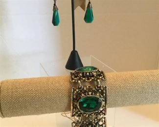 Tchécoslovakian glass earrings green stone