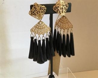 Chandelier earrings black and gold