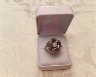 14kt white gold flower ring with champagne diamonds & white. Sz 8