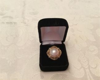 14kt gold ring and move pearl - sz 6