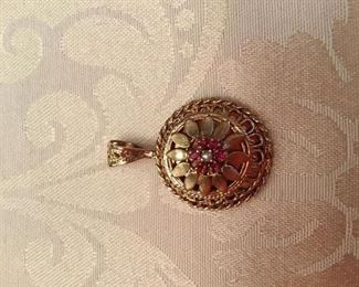 14kt gold pendant - 8 grams - 1 1/4”D