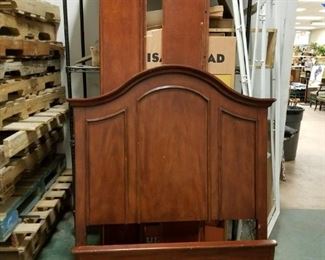 Twin Wooden Head, foot Board & Rails Bed (1 Rail Needs Repair)