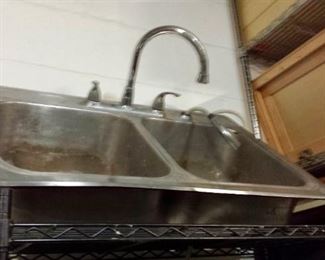 Stainless Steel 2 Compartment Recessed Sink With Gooseneck Faucet 