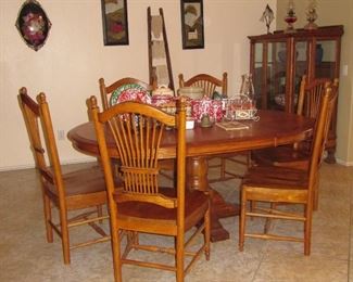 Oak dining table with 6 chairs - Jeromes