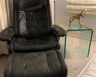EKORNES "STRESSLESS" MID-CENTURY MODERN LEATHER LOUNGE CHAIRS WITH OTTOMANS (2)