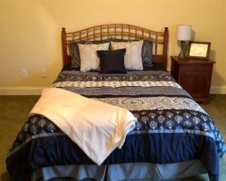 Queen bed, side table, lamp and linens