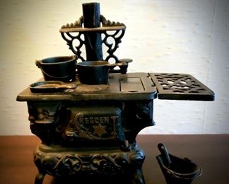 vintage cast iron toy stove - complete