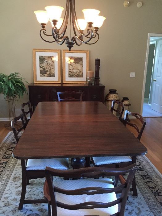 Beautiful dining room table, with 6 chairs, 3 leaves & table pads