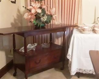 Featuring Server with extended leaves