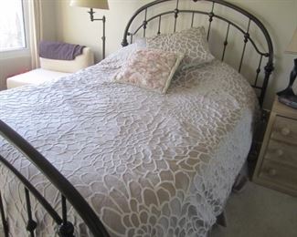 QUEEN SIZE BED AND MATTRESS SET