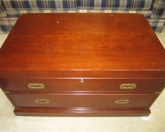 COCKTAIL TABLE