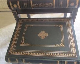 NESTING TABLES