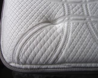 LIKE NEW SLEEP NUMBER BED QUEEN SIZE