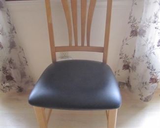 4 CHAIRS AND TABLE
