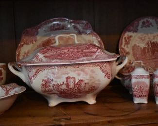 Highly sought after Johnson and Bros, England, Old British Castles in Pink 