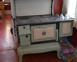 Rebbecca Washington Cast Iron Cook Stove in Beautiful Condition! Complete with Water Reservoir and Bun Warmers in absolutely great condition!