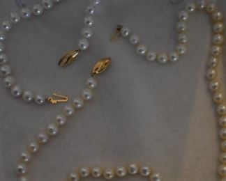 Vintage Cultured Pearl Bracelet with Matching Necklace.