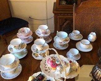 Teacups and saucers 