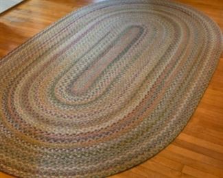 oval rug in excellent condition 