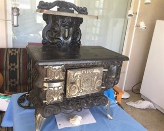 Excellent condition - Dolly’s Favorite child’s cast iron stove