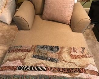 Creme/Beige Chaise Lounge