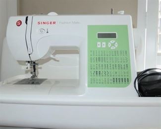 Portable Singer Fashion Mate Sewing Machine