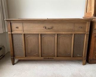 039 Magnavox Stereo Vintage