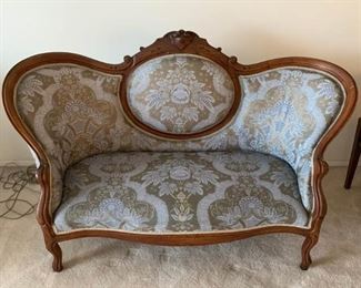 033 Victorian Medallion Back Settee Sofa