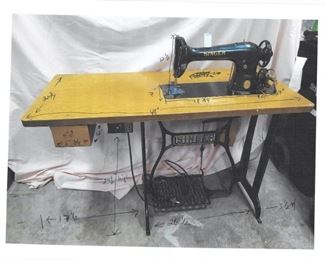 Singer model 31-15, Serial number AG420374 made in 1942  Simanco. USA