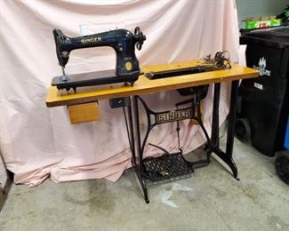 Singer model 31-15, Serial number AG420374 made in 1942  Simanco. USA