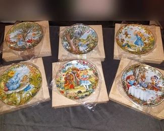 Alice in Wonderland Viletta collector plates