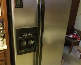 Whirlpool Side by Side water and ice Refrigerator