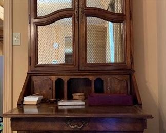 Drexel Bombe French secretary