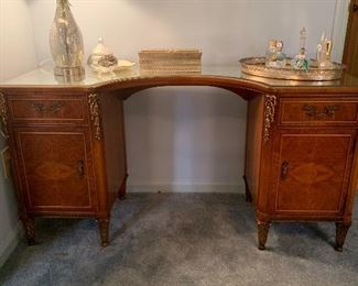 Lady’s dressing table with mirrored top