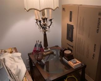 Broyhill side table with beautiful lamp to match
