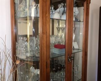 Beautiful corner cabinet complete with all of his shelves in excellent condition along with the electric still working
