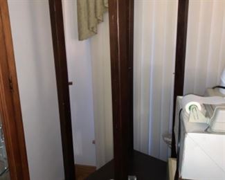 Corner cabinet does not have shelves shelves or loss you will have to replace it with glass shelves