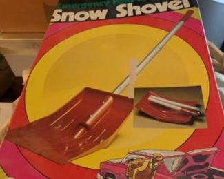 Vintage snows that shovel in a box