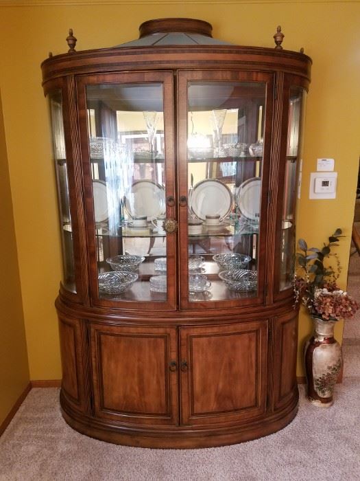 Beautiful curved glass display cabinet 