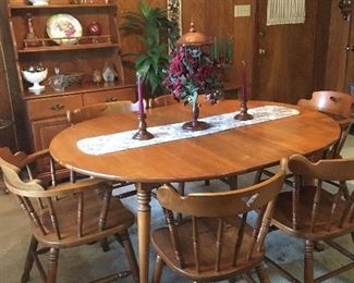 Table with 2 leaves and 8 chairs 