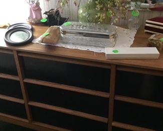  Dresser that goes with full bed.  Has lots of drawers.
