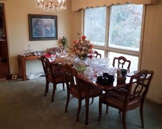 Drop-leaf dining table with 3 extension leaves, 4 side chairs, 2 captain's chairs, "Versailles" furniture collection