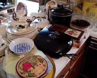 Round yellow serving tray, set of 3 vintage hotpads, rectangular metal tray
