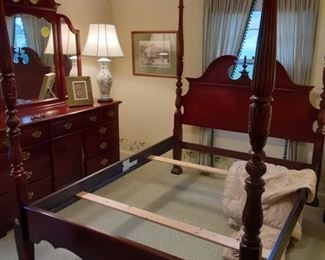 View of queen 4-poster bed, finals come in 2 pieces, slats, bedding
