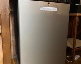 Small Refrigerator, dorm/apartment size 