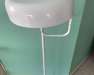 Mid Mod Lamp in White https://ctbids.com/#!/description/share/310369