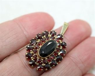 Antique 333 8K Gold Garnet Pendant  4.19 g