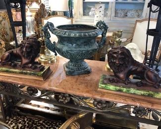 Bronze urn, pair of 19th Century carved lions.