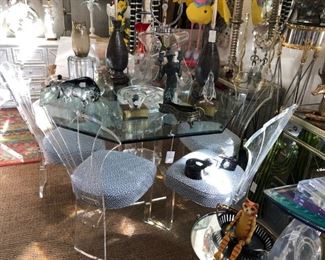 Set of six Lucite dining room chairs and Lucite table base, octagonal top of glass.